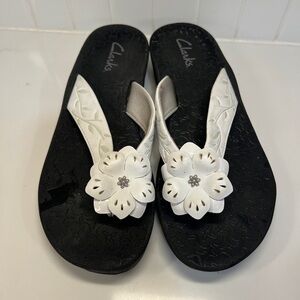 Clark White Flower Black Thong Flip Flop Sandals Size 9